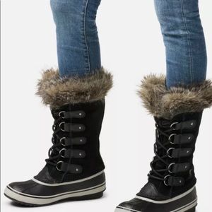Black Sorel waterproof boots.